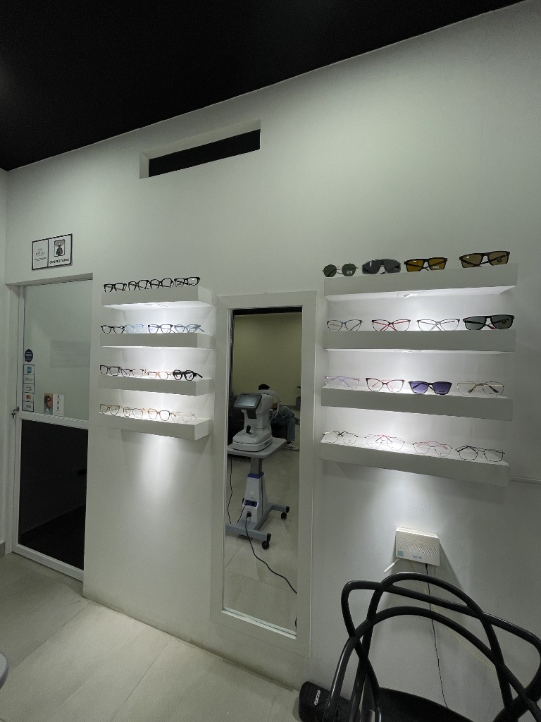 Consultorio de optometría Eyeliv — Examen visual profesional en CC1 Portoviejo